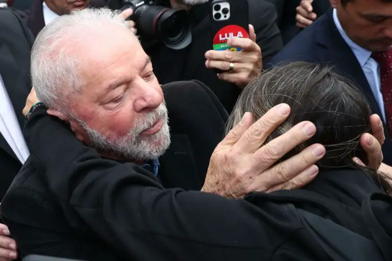 Primer escrutinio en Brasil: Lula lidera con un 44,42 %