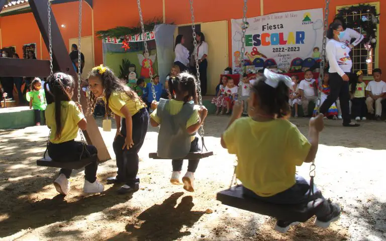 Falcón de regreso a clases