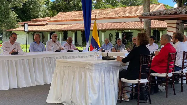 ELN anuncia desde Caracas el reinicio de los diálogos de paz