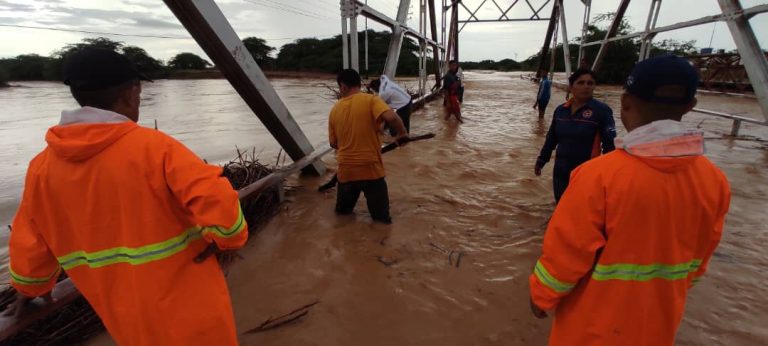 Nuevamente se desbordó el río Coro (+video y fotos)