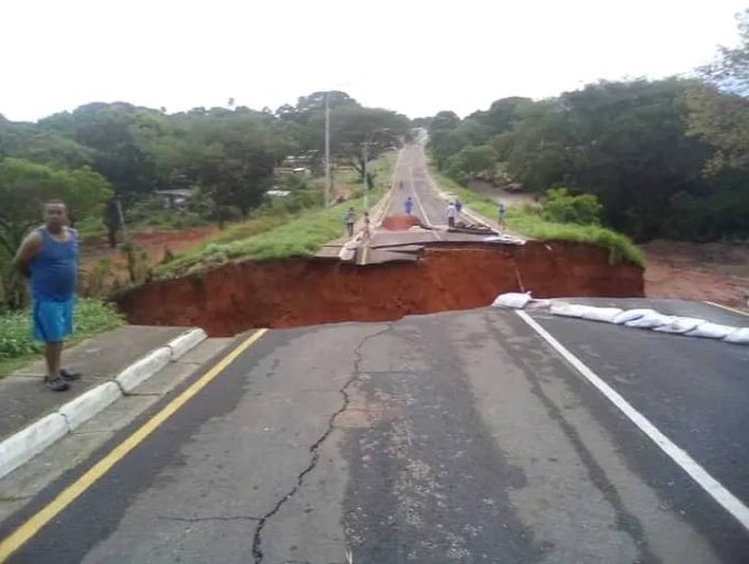 Se derrumba puente en Ciudad Bolívar tras fuertes lluvias