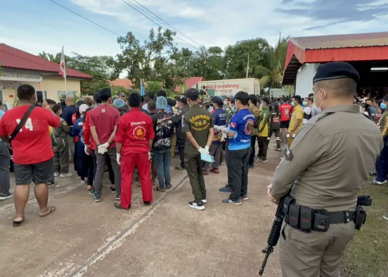 Expolicía mata a 22 niños y a 15 adultos incluyendo a su esposa y a su hijo