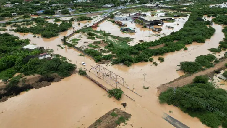 Resumen informativo: Ciclón tropical deja inundaciones