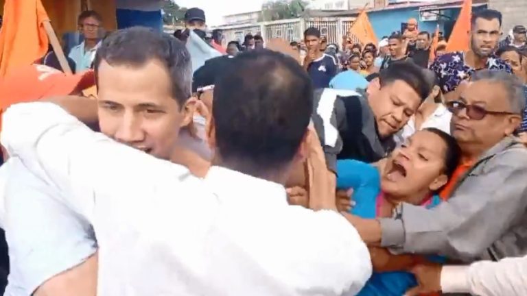 (+Video) “Eres un asesino”: La frase de una mujer a Guaidó en Sucre