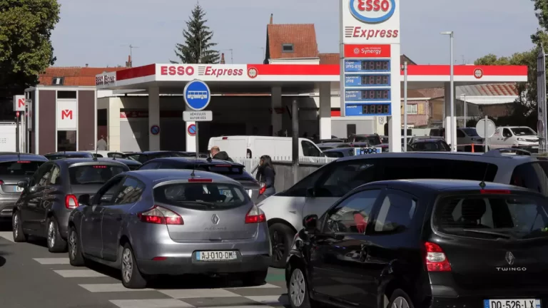 Gobierno francés pide calma ante escasez de gasolina