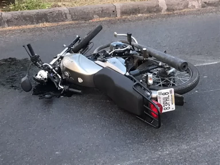 Delivery sufre fractura al deslizar en moto