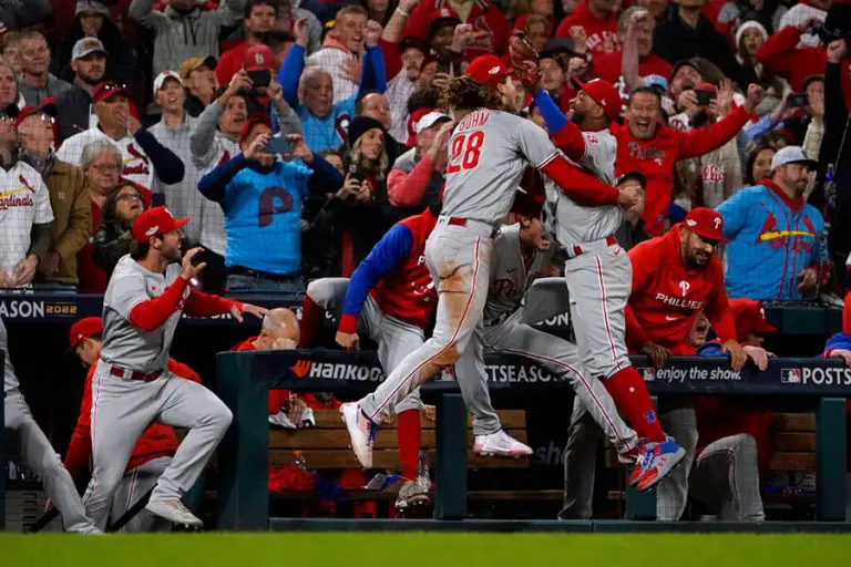 Filis avanzan y dan el adiós a Cardenales