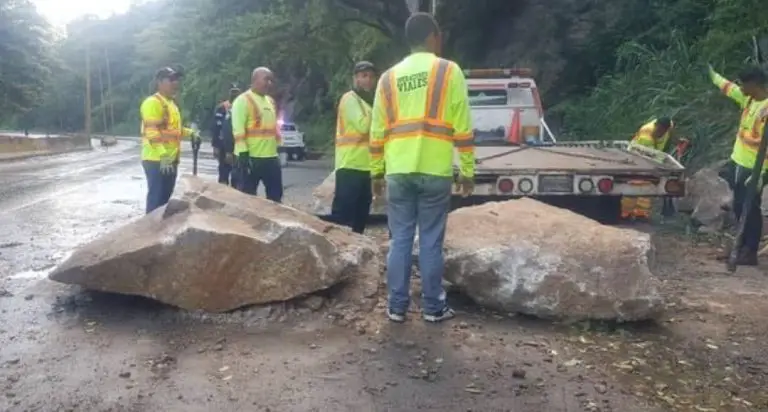 Reportan derrumbes en la autopista Valencia- Puerto Cabello