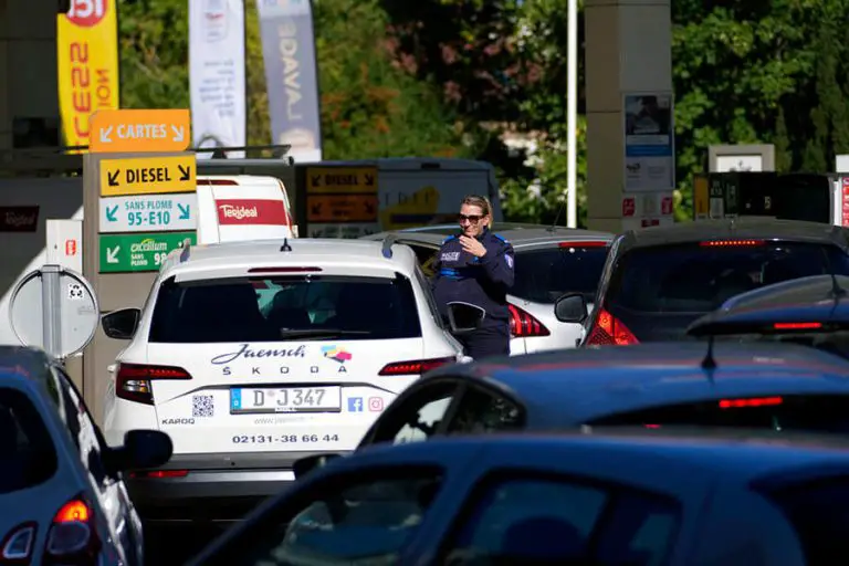 Francia ordena retorno al trabajo en refinerías