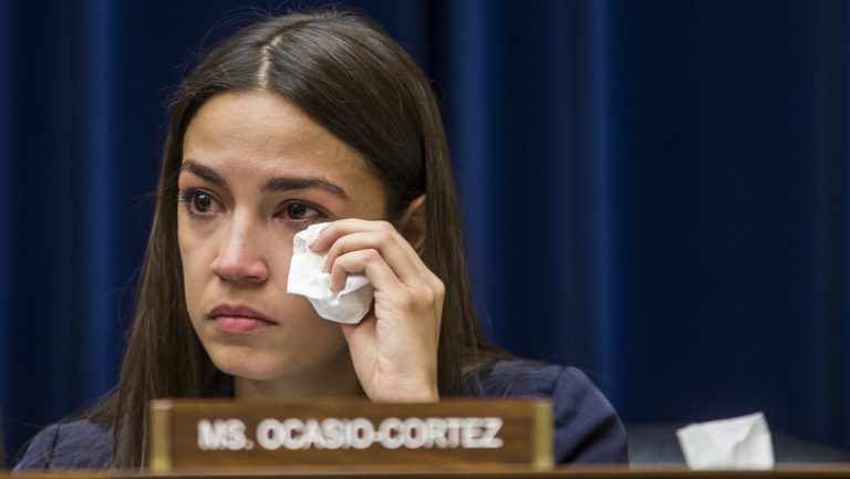 “Es usted una cobarde”: acusan a Alexandria Ocasio-Cortez de apoyar a “nazis ucranianos”